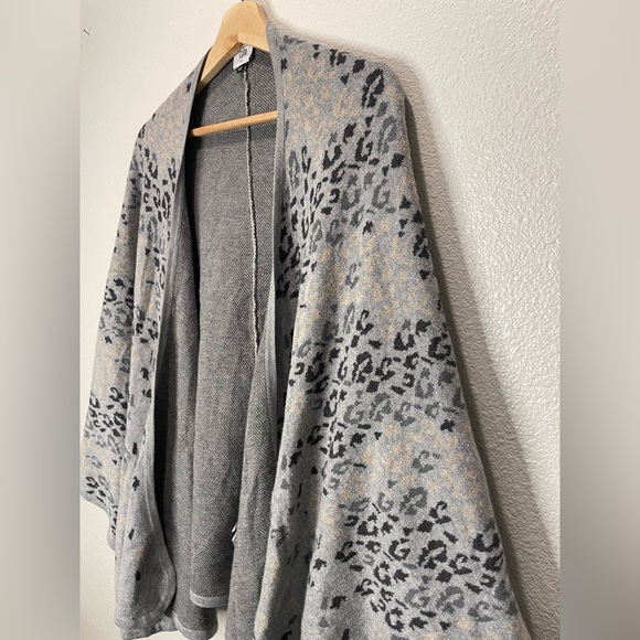 CAbi Gigi Cape Grey Leopard Print Shawl Wrap Poncho OS Womens - Picture 5 of 8